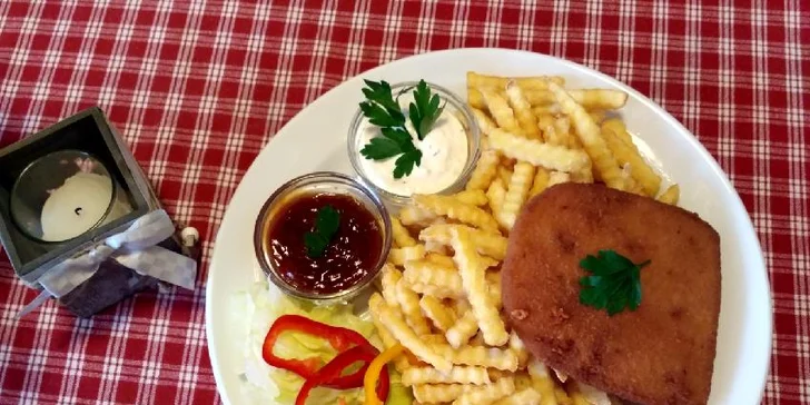 Jako příloha se podávají krokety nebo hranolky. Nebude chybět ani tatarka či kečup.