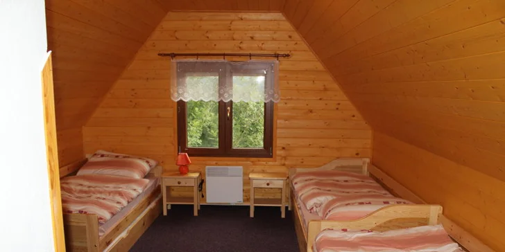 Ve srubu se spí se v podkroví.