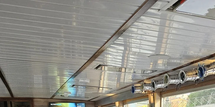 To vše se podává na palubě lodi Albatros II., která vás vezme na hodinovou plavbu. 