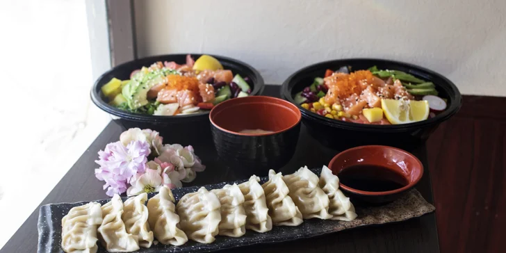 Dále je v misce avokádo, okurka, nakládaná ředkev, řepa, hiyashi wakame, mrkev, paprika, cherry rajčata, mango, kukuřice a hrášek.