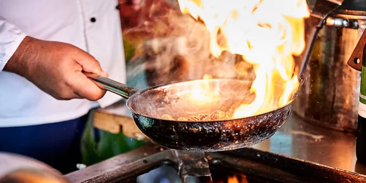 V restaurace s krásnou letní terasou díky otevřenému voucheru ochutnáte cokoliv z menu, a to včetně nápojů.