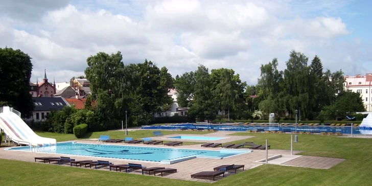 Z hotelu se dá přímo vstoupit do areálu svitavského koupaliště, hned vedle je pak krytý bazén. Do jednoho či druhého (to podle sezóny) budete mít v rámci pobytového balíčku zajištěný neomezený vstup.