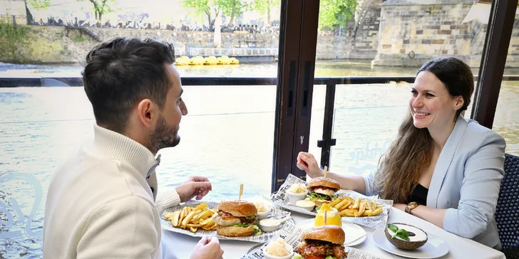 Na výběr jsou tři burgery – s hovězím či kuřecím masem nebo s camembertem. 