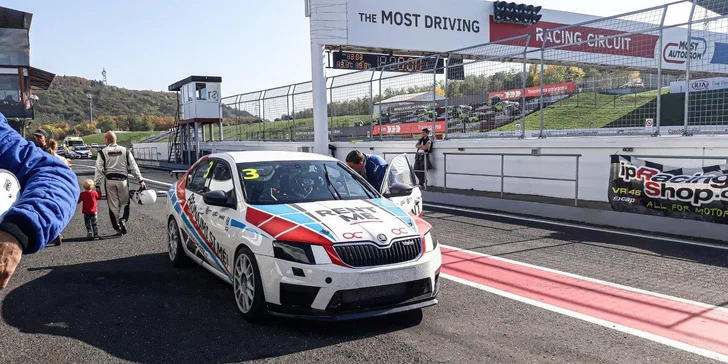 Součástí obou variant jsou i dvě jednodenní vstupenky na závody OMV MaxxMotion NASCAR Show v termínu 19.–21. 6. 2020 a individuální prohlídka startovní věže.