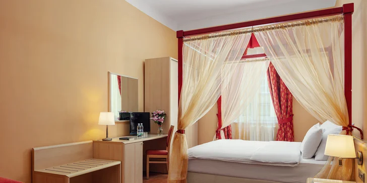 Dvoulůžkový pokoj (25 m²) zahrnuje manželskou postel nebo dvě postele oddělené.