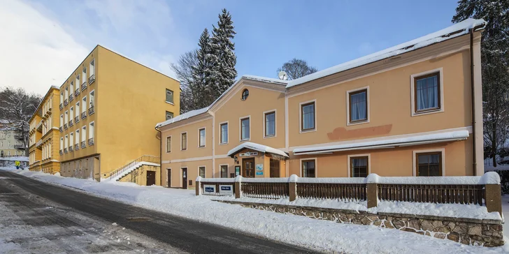 Kúpeľný hotel sa nachádza v centre Janských Lázní.