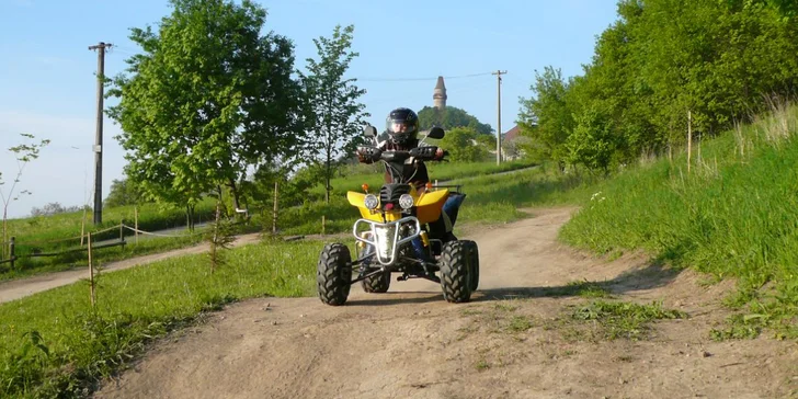 Na 30 min. vám tu půjčí nadupanou čtyřkolku pro děti od 5 let i dospělé.