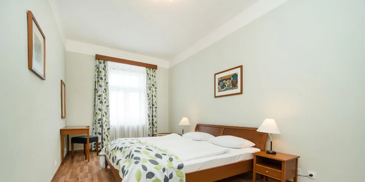  Apartmány mají ložnici, plně vybavenou kuchyňku s lednicí a vlastní koupelna s vanou nebo sprchou. 