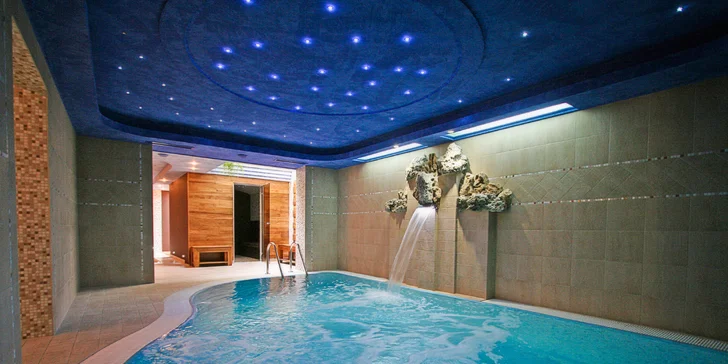 Neomezeně můžete relaxovat v zážitkovém bazénu s hydromasáží.