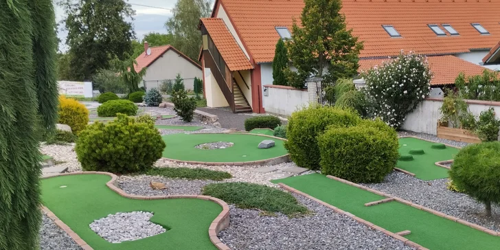 Děti i dospělé nadchne minigolf patřící k penzionu.