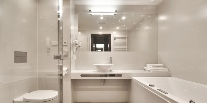 Některé pokoje Lux mají navíc vanu a bidet. 