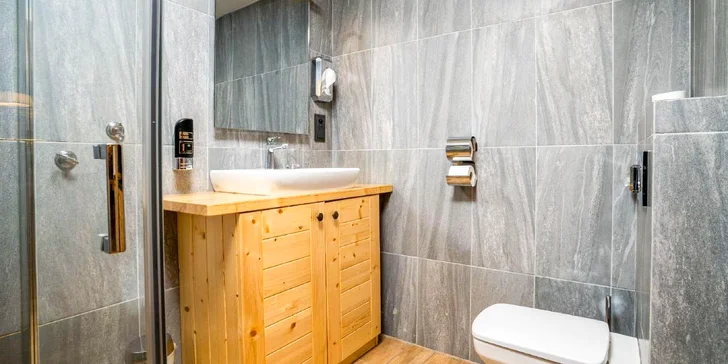 Plne vybavená kúpeľňa so sprchovacím kútom