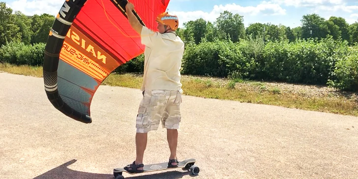 Připraví vás i na řešení krizových situací, naučíte se zvládnout start a rozjezd s wingem na longboardu (ten vám tu zapůjčí) nebo kolečkových bruslích (ty je nutné přinést si svoje).