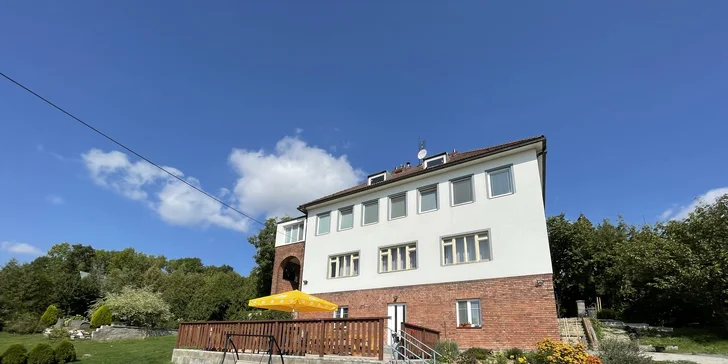 K vile prilieha rozľahlá záhrada, kde nájdete posedenie a ohnisko, prírodné jazierko či záhradnú hojdačku.