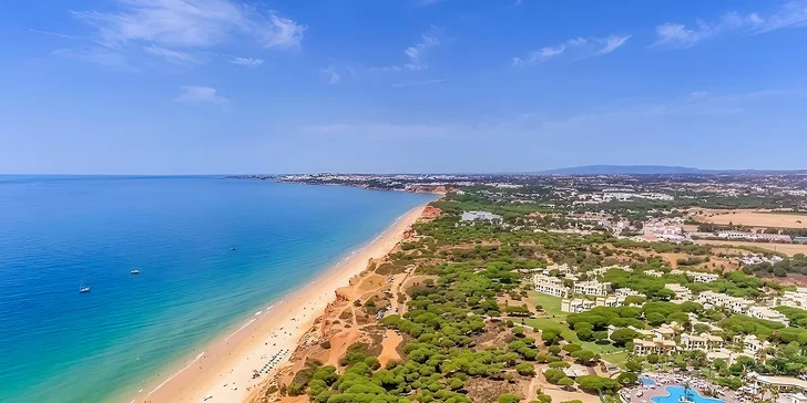 Přímo pod resortem se pak rozprostírá slavná pláž Praia da Falesia (200 m), lemovaná rudými útesy.