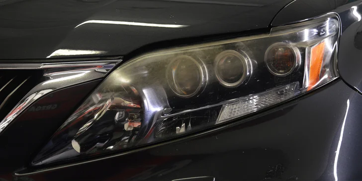 U renovace se mechanicky odstraní vrstvy zežloutlého a zvětralého plastu, kryty se zbrousí a vyleští. 