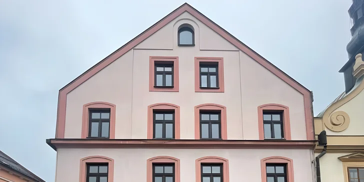 Posaďte sa na predzáhradke s výhľadom na námestie.