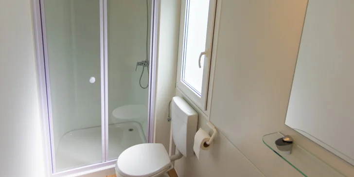 Všetky domčeky majú samostatnú kúpeľňu so sprchovacím kútom.
