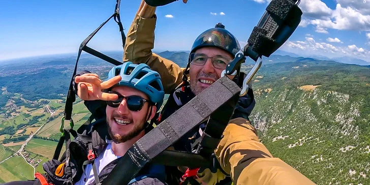 K dispozícii jednodňový poznávací kurz alebo šesťdňový kurz paraglidingu pre získanie pilotného preukazu.