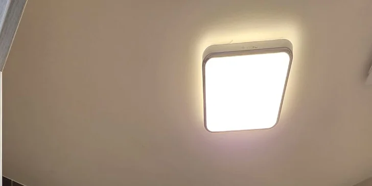 V koupelně najdete sprchový kout, WC a ručníky.