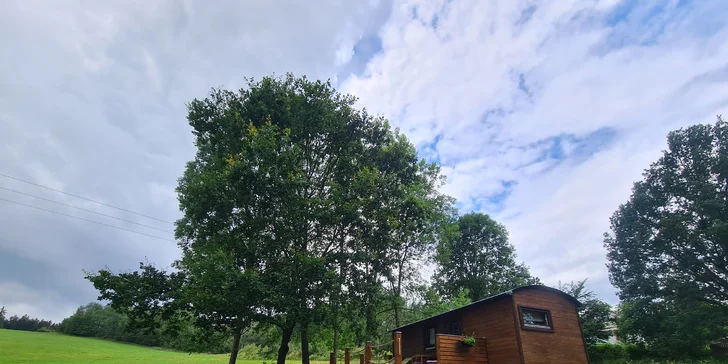 Bydlet budete ve stylové maringotce s velkou postelí, kuchyňkou vč. kávovaru, koupelnou a terasou s posezením. 