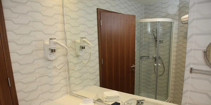 Každý pokoj má vlastní balkon, koupelnu se sprchou, fén a pro váš maximální komfort nechybí ani klimatizace, TV, telefon a Wi‑Fi.