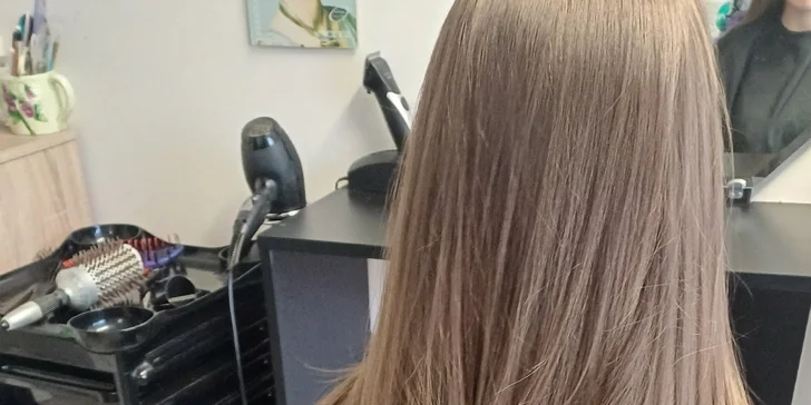 Součástí procedury je samozřejmě konzultace, mytí, foukaná a závěrečný styling.