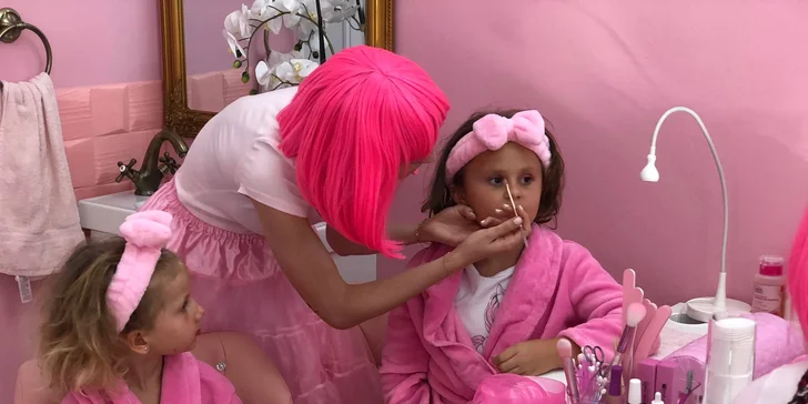Máte doma malú parádnicu, ktorá sa túži byť krásna ako jej mamička? Zoberte ju do salónu Pink SPA, kde môže prežiť nezabudnuteľný dievčenský sen.

