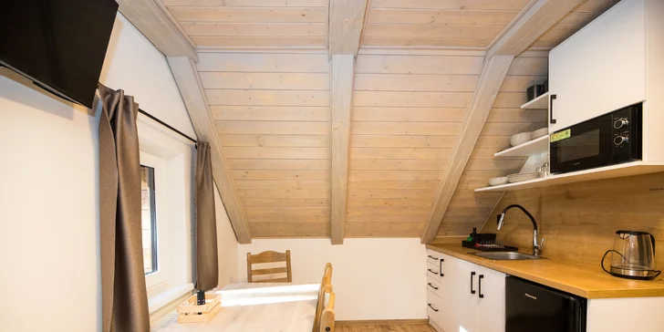 Ve větších apartmánech nechybí kuchyňka ani jídelní kout. 