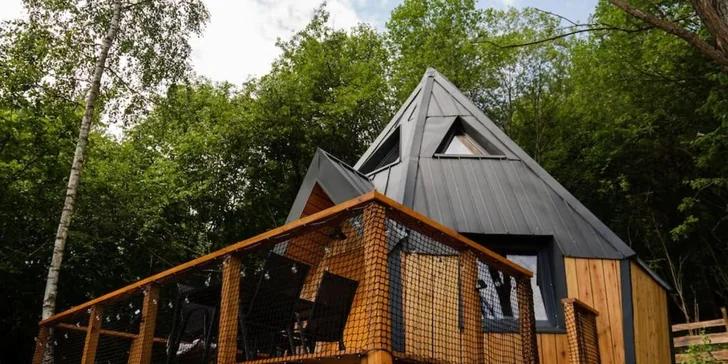 Nádherná terasa s rozlohou približne 18 m² ponúka úchvatný výhľad na okolitú prírodu, uvidíte z nej Choč aj Tatry.