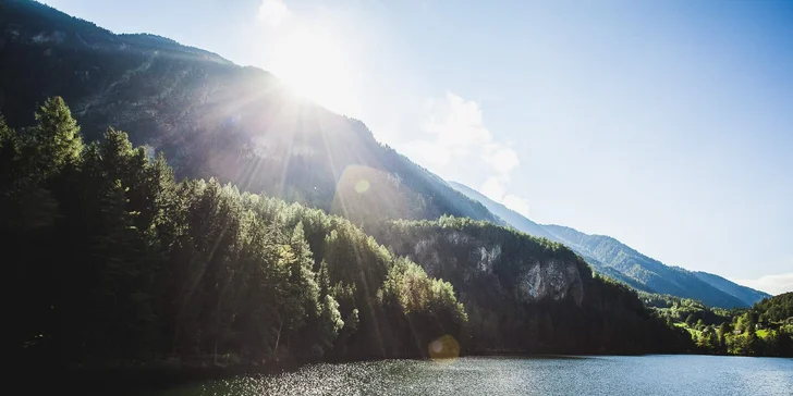Jen kousek od hotelu se rozprostírá jezero Piburger See.