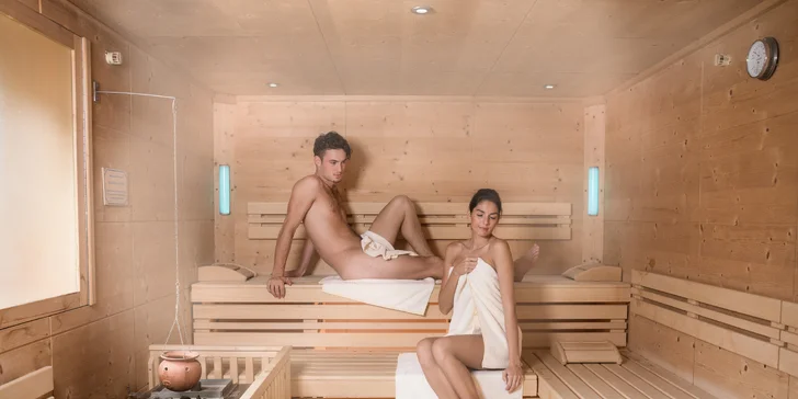 K prohřátí slouží finská a aromatická sauna a parní lázeň s relaxační sprchou.