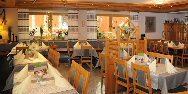 V hotelové restauraci si pochutnáte na tříchodových večeřích.