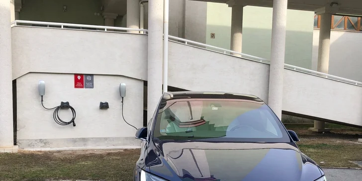  Cestu by se sem neměli bát vážit ani majitelé aut, co nejezdí na benzin či naftu – mají tu totiž nabíječku na elektromobily.