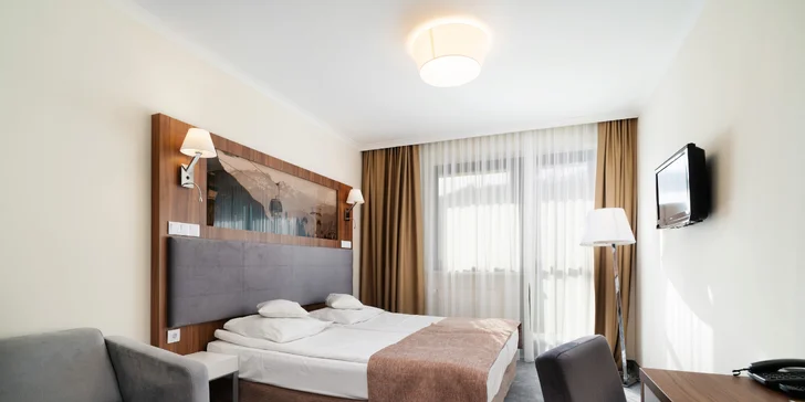 Útulne a moderne zariadené izby majú samostatné postele, ktoré sa dajú spojiť, prístelku pre dieťa a balkón s výhľadom na hory.
