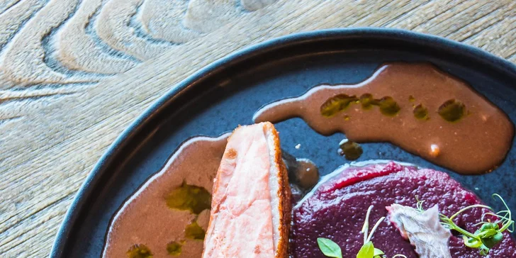 Vaří tady moderní pokrmy inspirované francouzskou gastronomií.