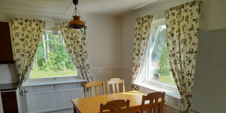V kuchyni nájdete aj jedálenský stôl so stoličkami.