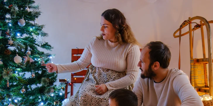 Ak si zvolíte fotenie v ateliéri, tešiť sa môžete na hru svetla, farieb a emócií zhmotnených vo vašom jedinečnom príbehu zachytenom na záberoch.