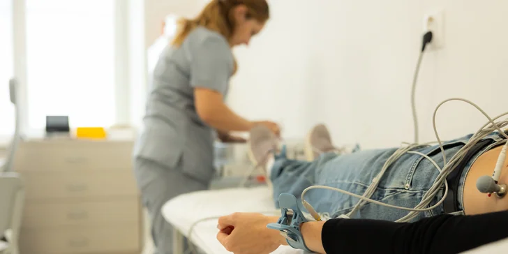 Počas vyšetrenia v trvaní 30 minút absolvujete podrobnú konzultáciu s internistom, fyzikálne vyšetrenie aj 12-zvodové EKG, ktoré odhalí prácu vášho srdca. 