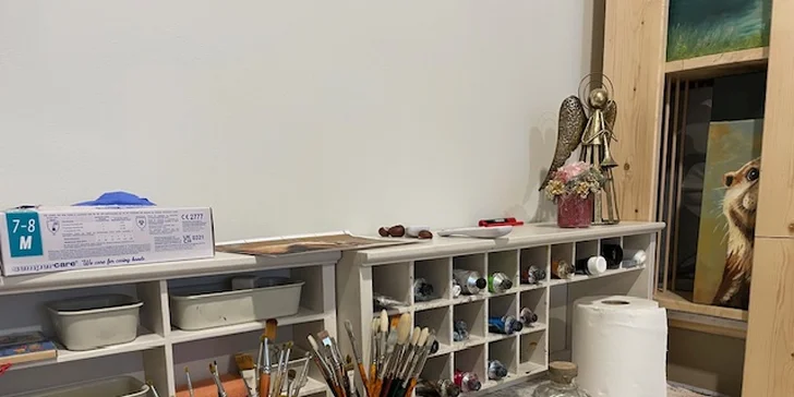 Všechen potřebný materiál dostanete na místě: plátno, barvy, štětce i ochranné pomůcky, takže nemusíte nic nosit.