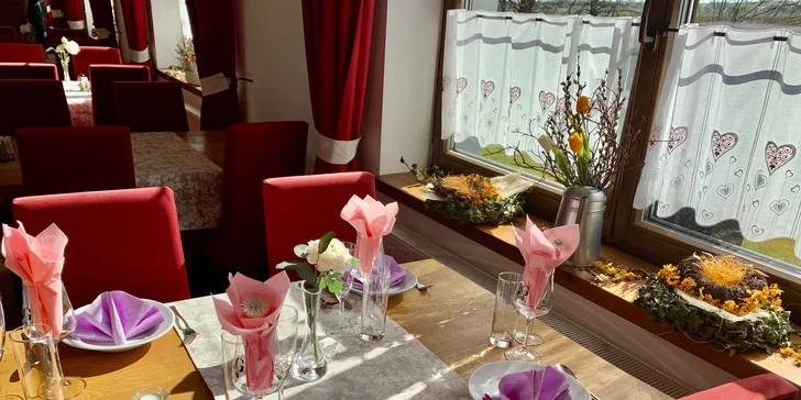 Posedíte v útulné restauraci nebo na prostorné venkovní terase.