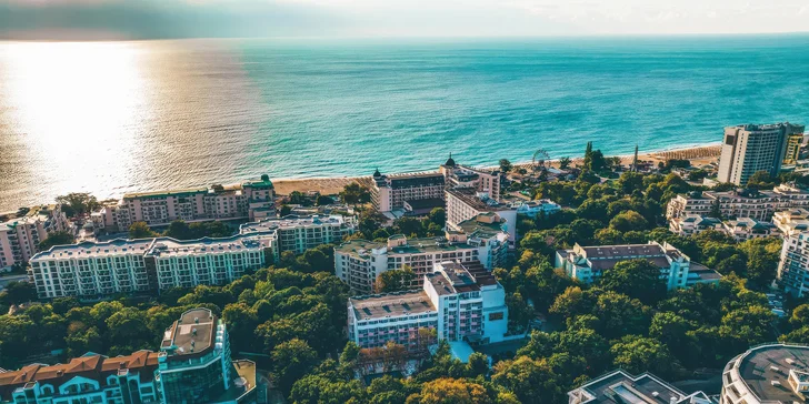 Zlatavá pláž je navíc jen 350 metrů od hotelu.