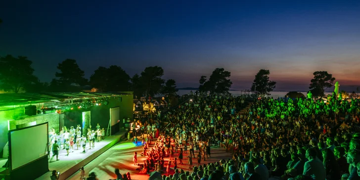 Amfiteátr pojme až 750 osob. Konají se tu nejrůznější akce – karaoke, tanec, folklorní akce atd. 
