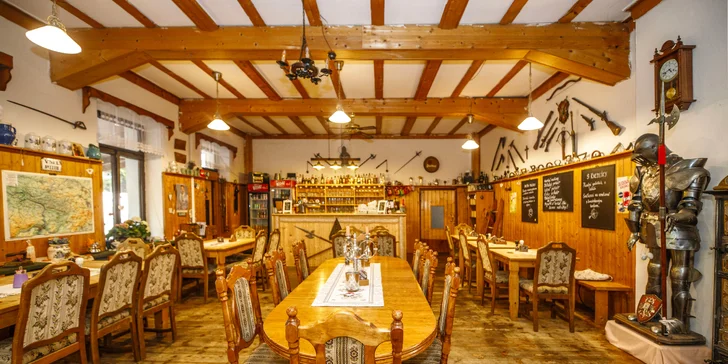 Hotel ponúka hosťom posedenie v dvoch reštauráciách (hotelovej a Krčme u Rytiera), kde čapujú pivo Bernard a Pilsner Urquell.