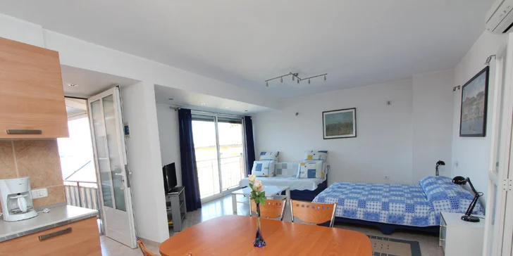 Ve všech apartmánech je klimatizace, televize, vybavená kuchyň i vlastní koupelna. (na fotce č. 4)