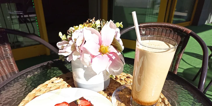 Frappé s Yuzu je naší specialitou. Osvěží vás v horkých dnech.