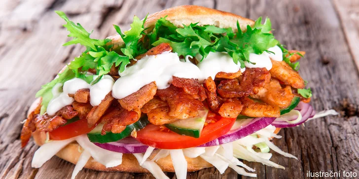 Výtečná pochoutka do ruky: Kebab v chlebu, tortile nebo boxu