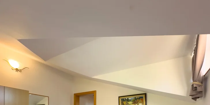 Připravený pro vás bude komfortní dvoulůžkový nebo třílůžkový pokoj