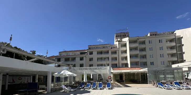 K hotelu patří venkovní bazén se sladkou vodou. 