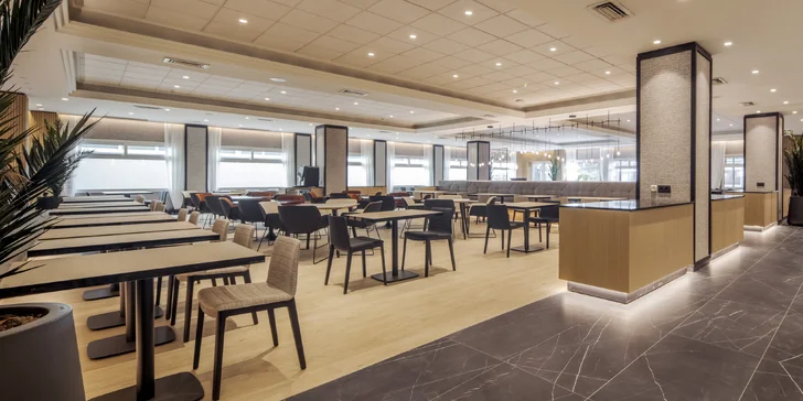 Hotel sa pýši krásnym moderným interiérom.